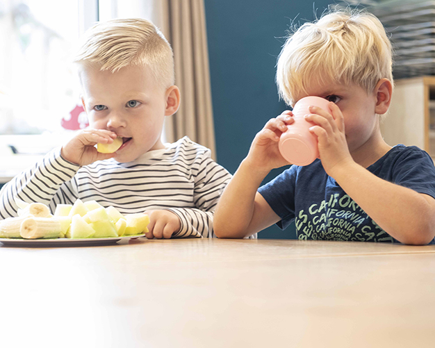 Fruit eten en drinken bij de peuteropvang van kinderdagverblijf olli