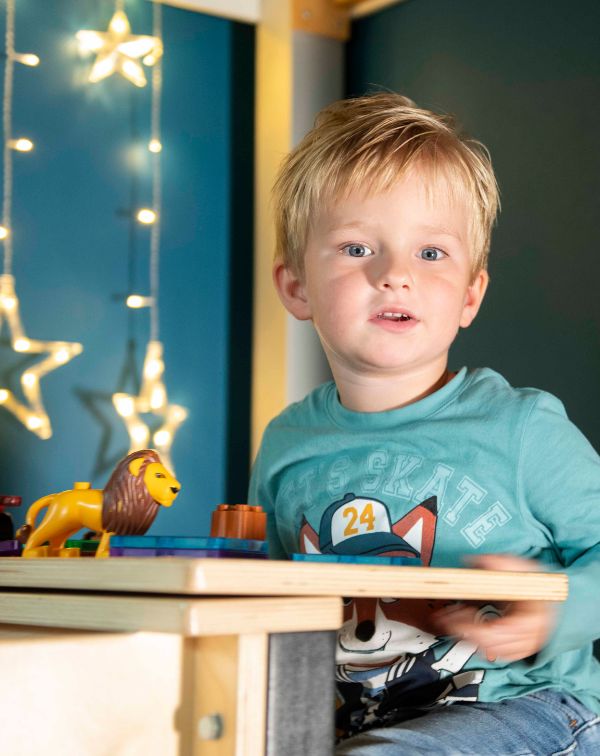 Met LEGO spelen onder de video van de peutergroep van Olli De Olli Peutergroep is onze kleinschalige peuteropvang. Deze groep is bestemd voor kinderen van 2 tot 4 jaar, die nog niet naar school toe gaan.